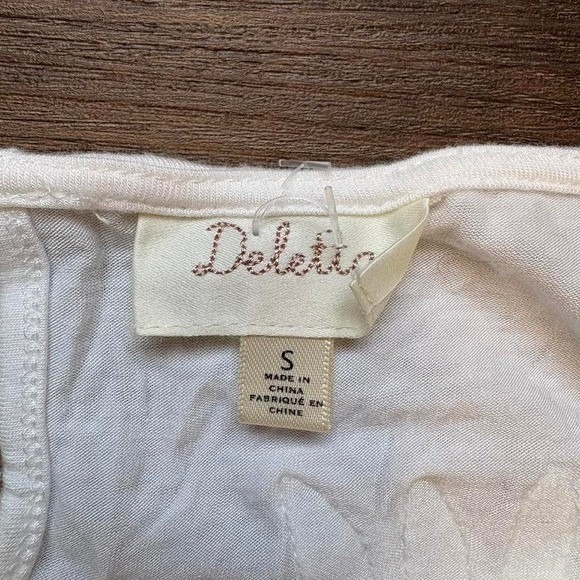 Deleta Size S White Flowy Lace Top, Bell Sleeves, Lacy Detail Rayon Spandex - Picture 6 of 7